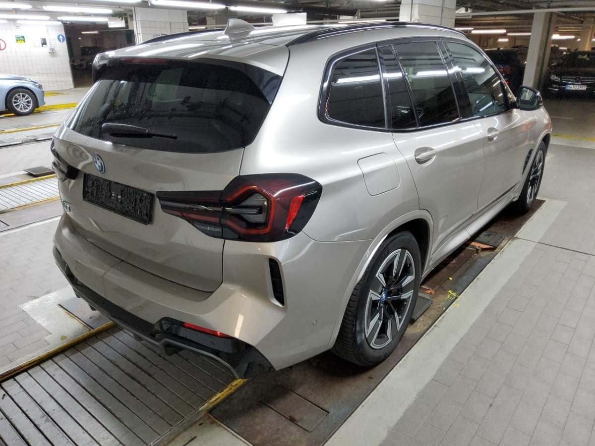 Sølv BMW iX3 fra 2022