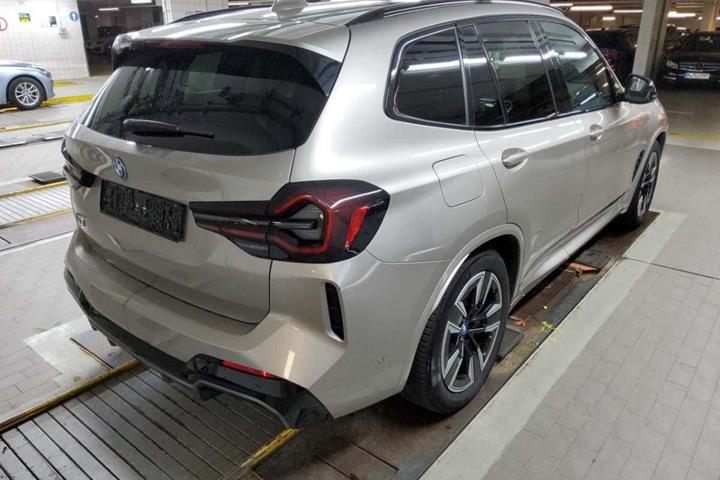 Sølv BMW iX3 fra 2022