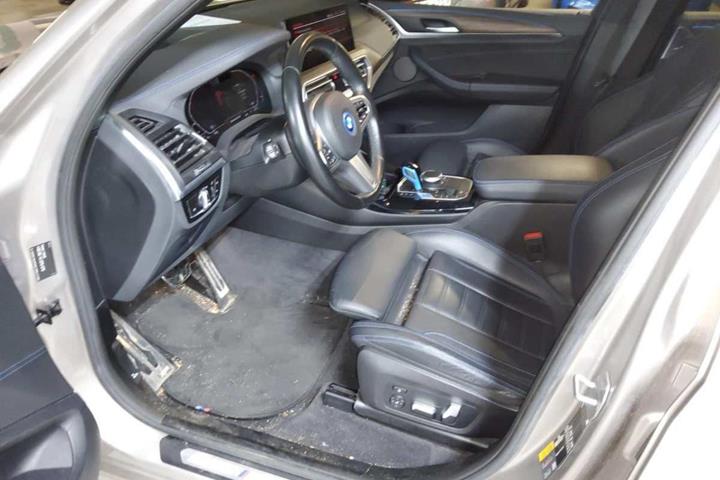 Sølv BMW iX3 fra 2022