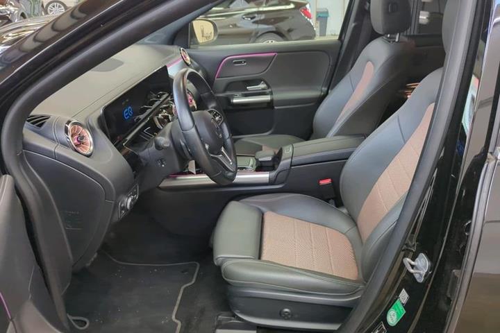 Sort Mercedes EQA250+ fra 2023