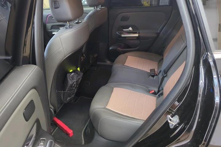 Sort Mercedes EQA250+ fra 2023