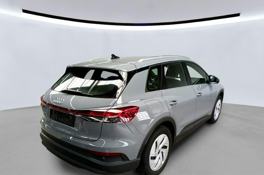 Grå Audi Q4 e-tron fra 2024