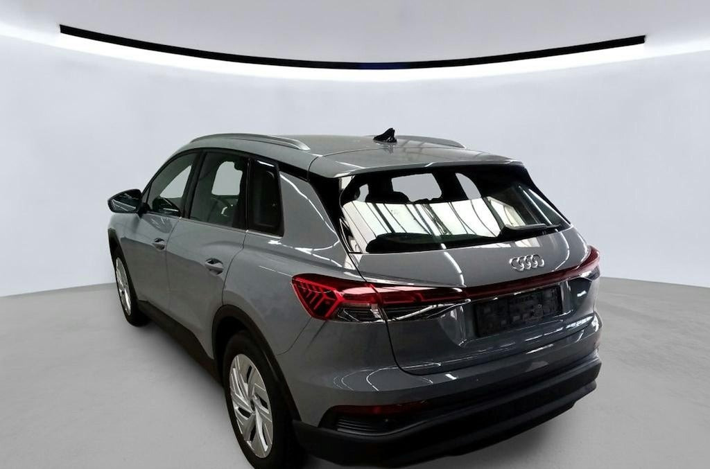 Grå Audi Q4 e-tron fra 2024
