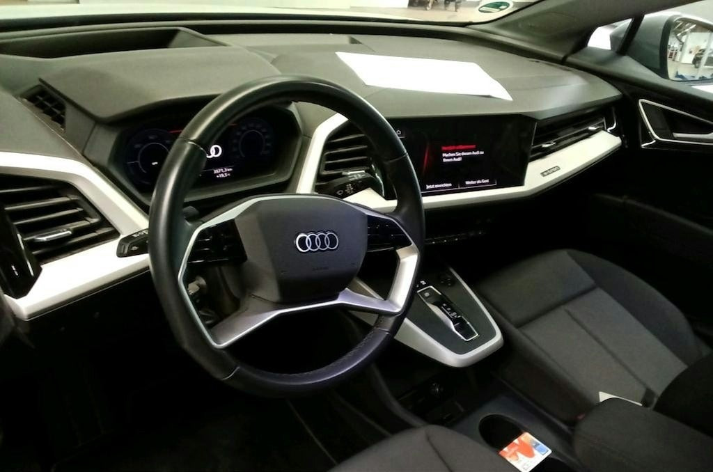Grå Audi Q4 e-tron fra 2024