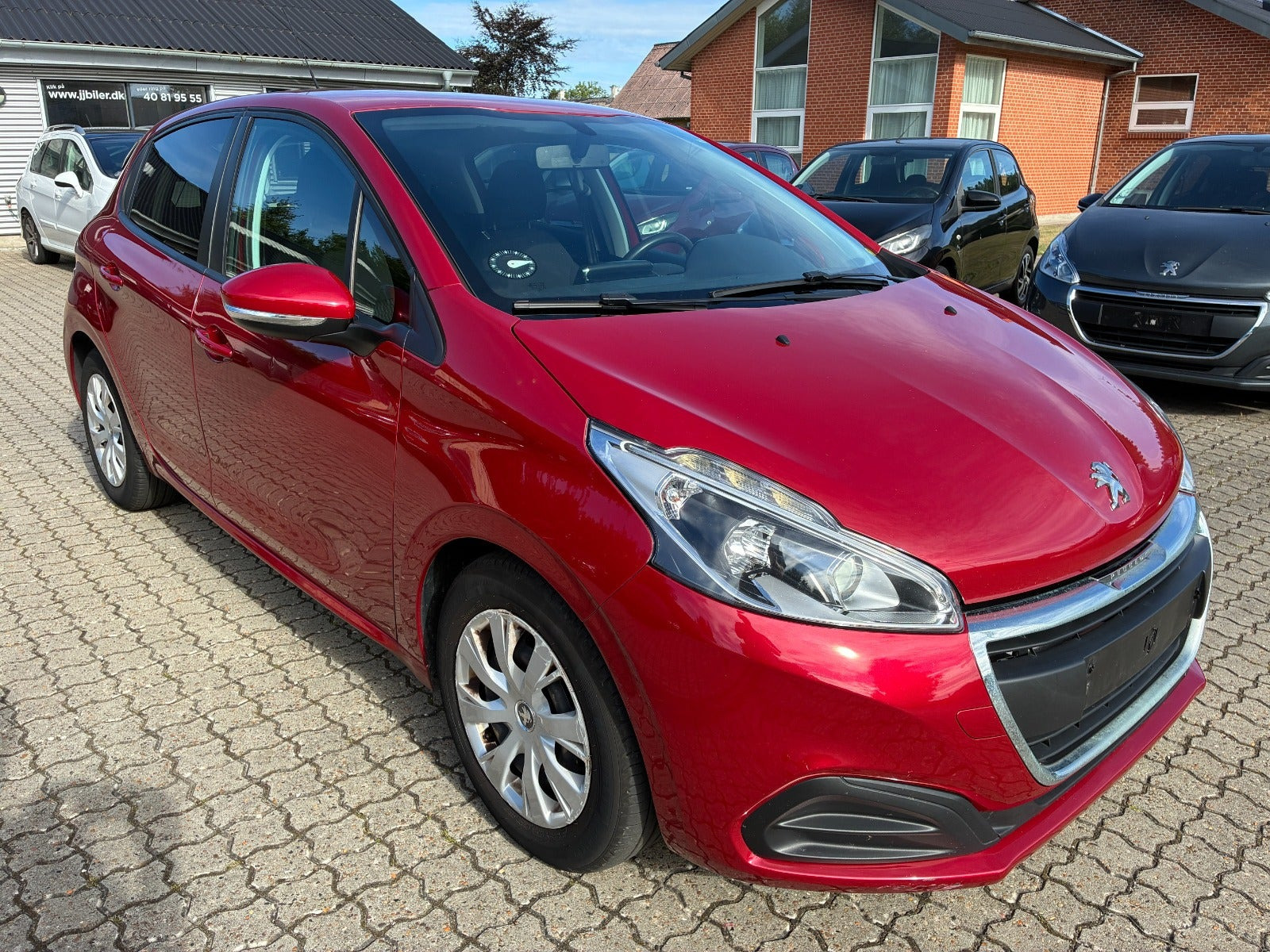 Rød Peugeot 208 fra 2017