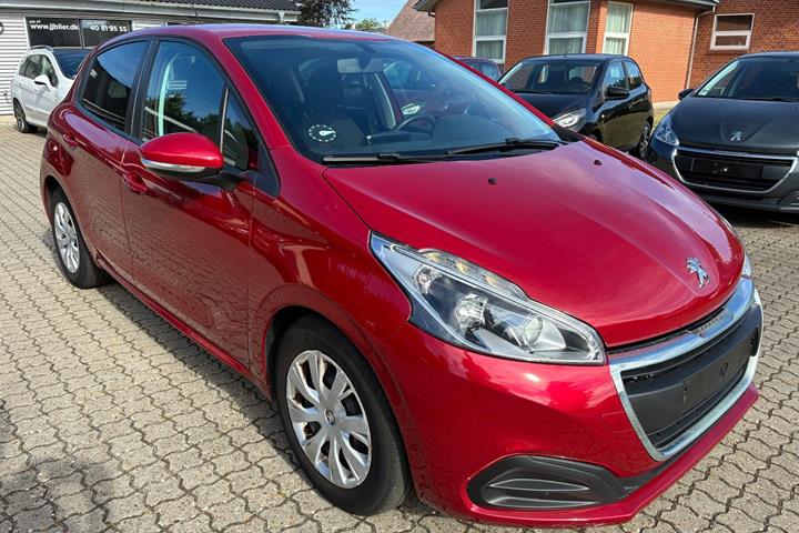 Rød Peugeot 208 fra 2017