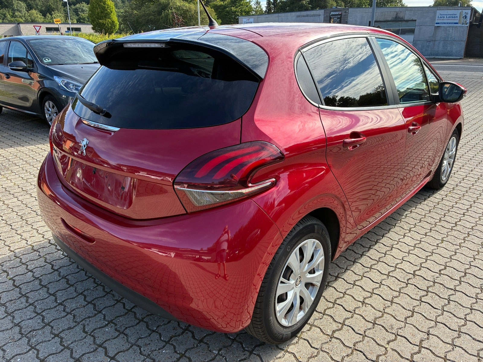 Rød Peugeot 208 fra 2017