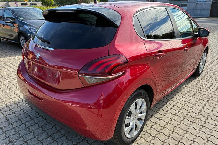 Rød Peugeot 208 fra 2017