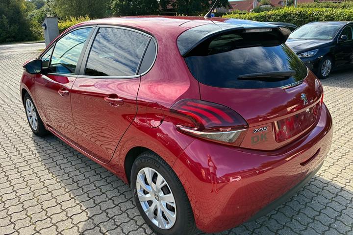 Rød Peugeot 208 fra 2017