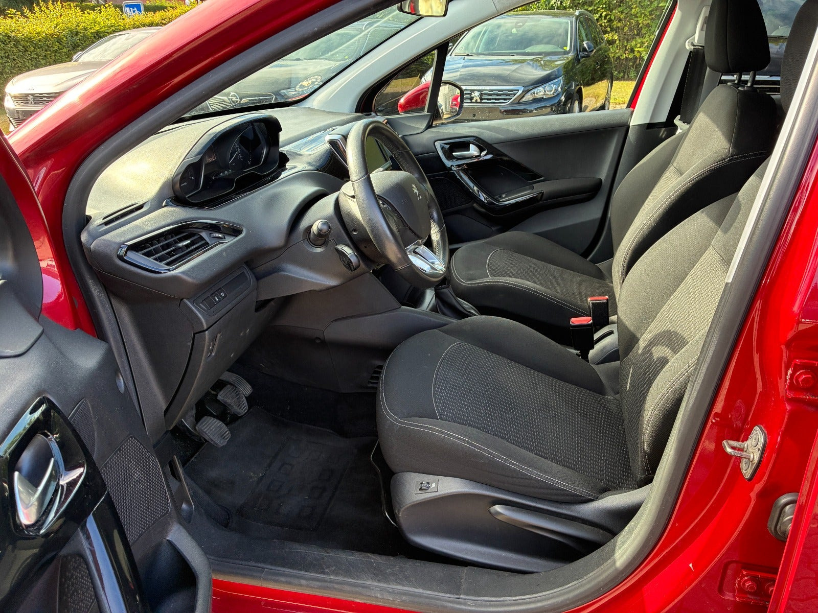 Rød Peugeot 208 fra 2017