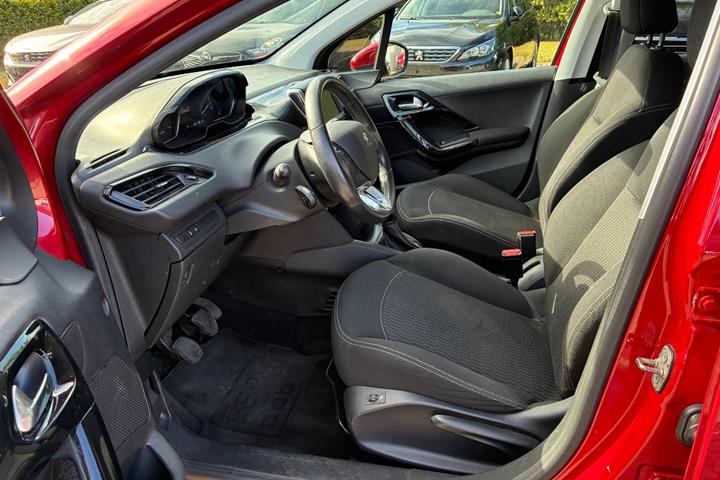 Rød Peugeot 208 fra 2017