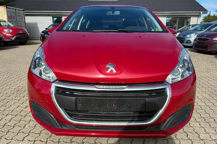 Rød Peugeot 208 fra 2017