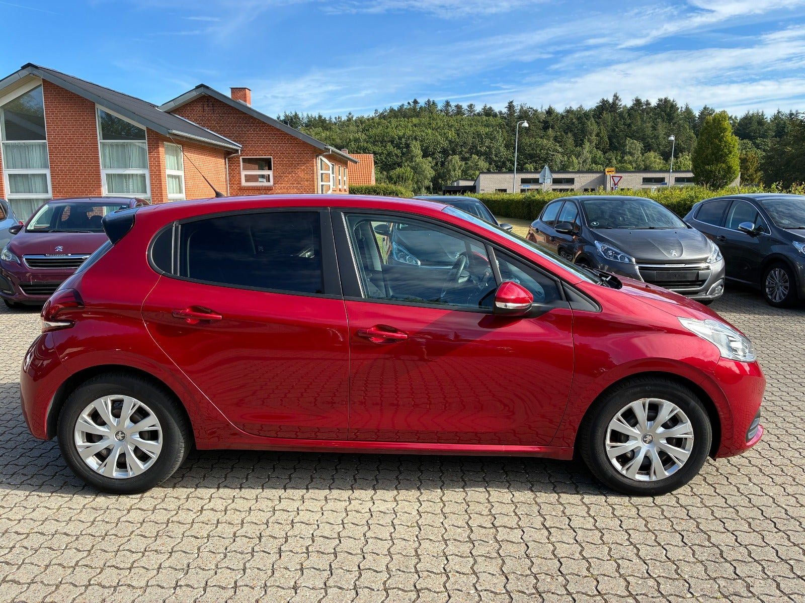 Rød Peugeot 208 fra 2017