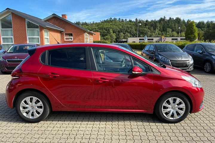 Rød Peugeot 208 fra 2017