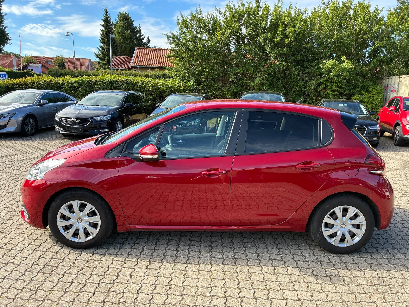 Rød Peugeot 208 fra 2017