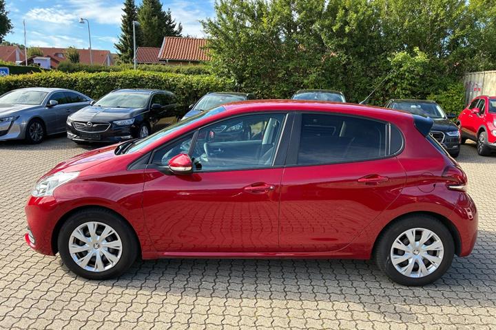 Rød Peugeot 208 fra 2017