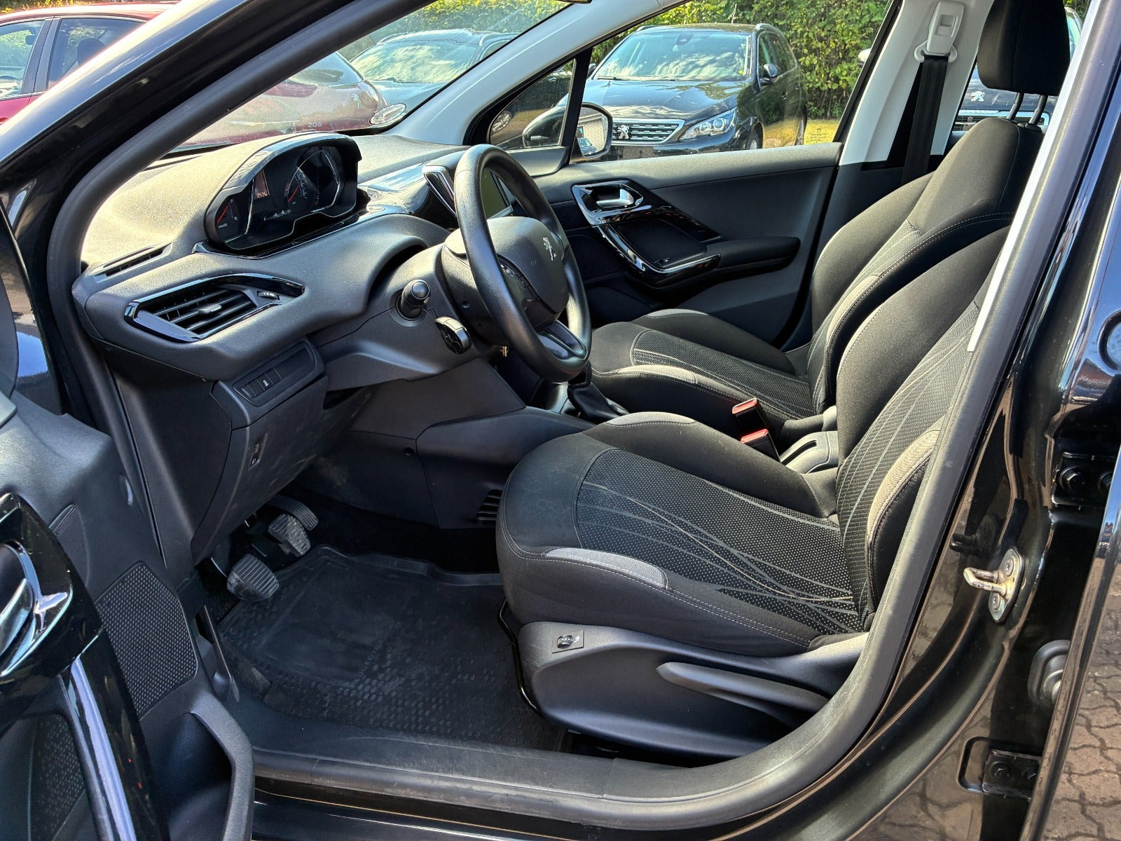 Sort Peugeot 208 fra 2012