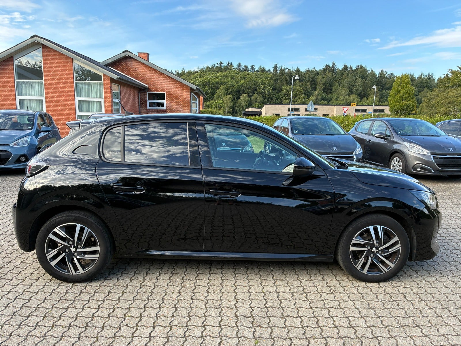 Sort Peugeot 208 fra 2021