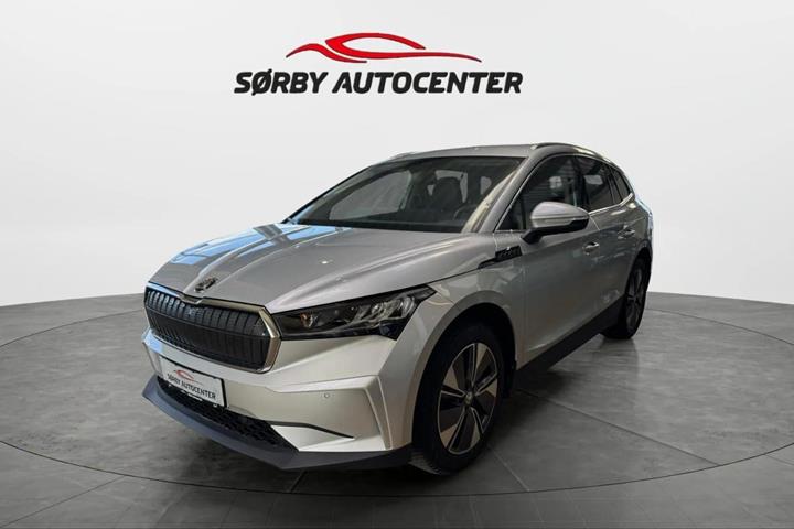 Sølv Skoda Enyaq fra 2025 set udefra