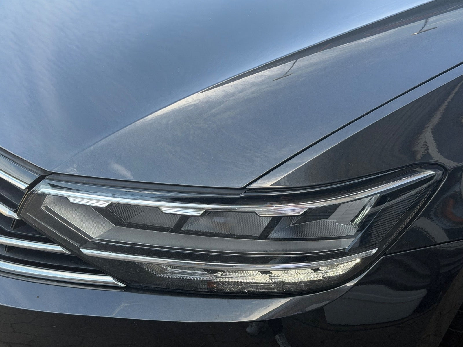Grå VW Passat fra 2020