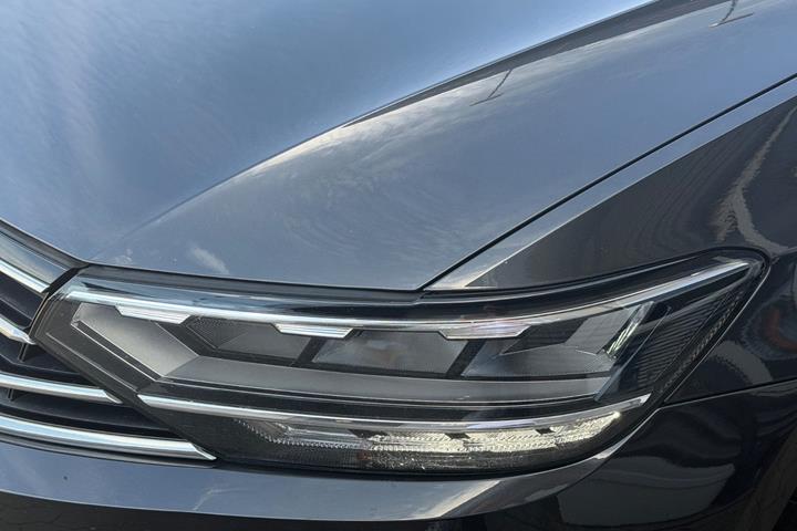 Grå VW Passat fra 2020