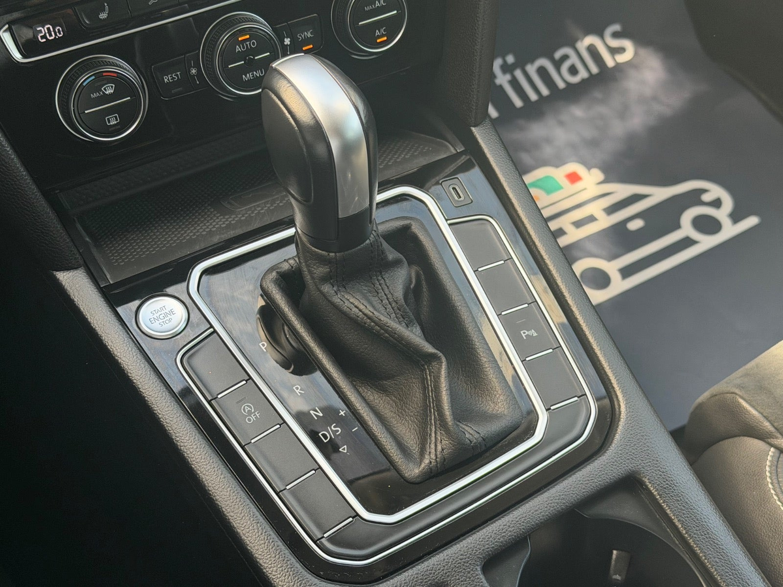 Grå VW Passat fra 2020