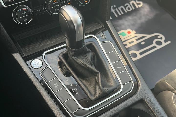 Grå VW Passat fra 2020