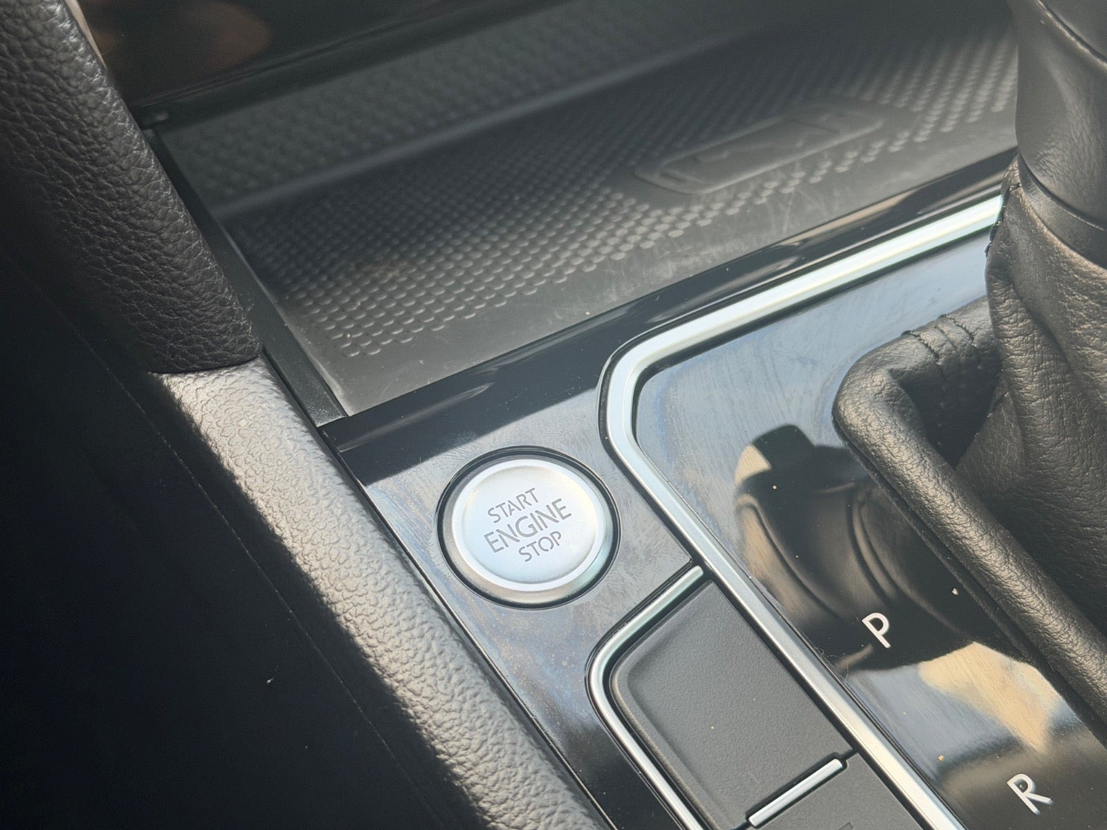 Grå VW Passat fra 2020
