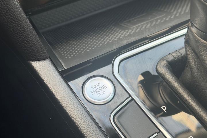 Grå VW Passat fra 2020