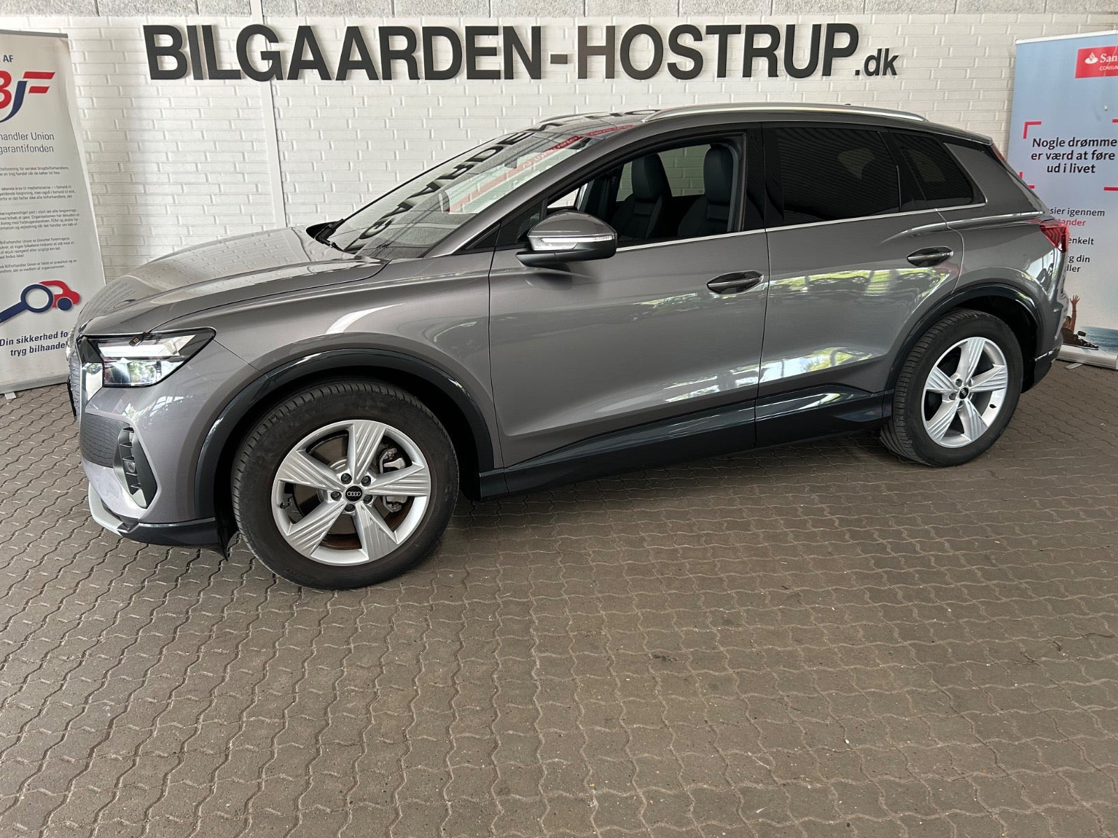Grå Audi Q4 e-tron fra 2023