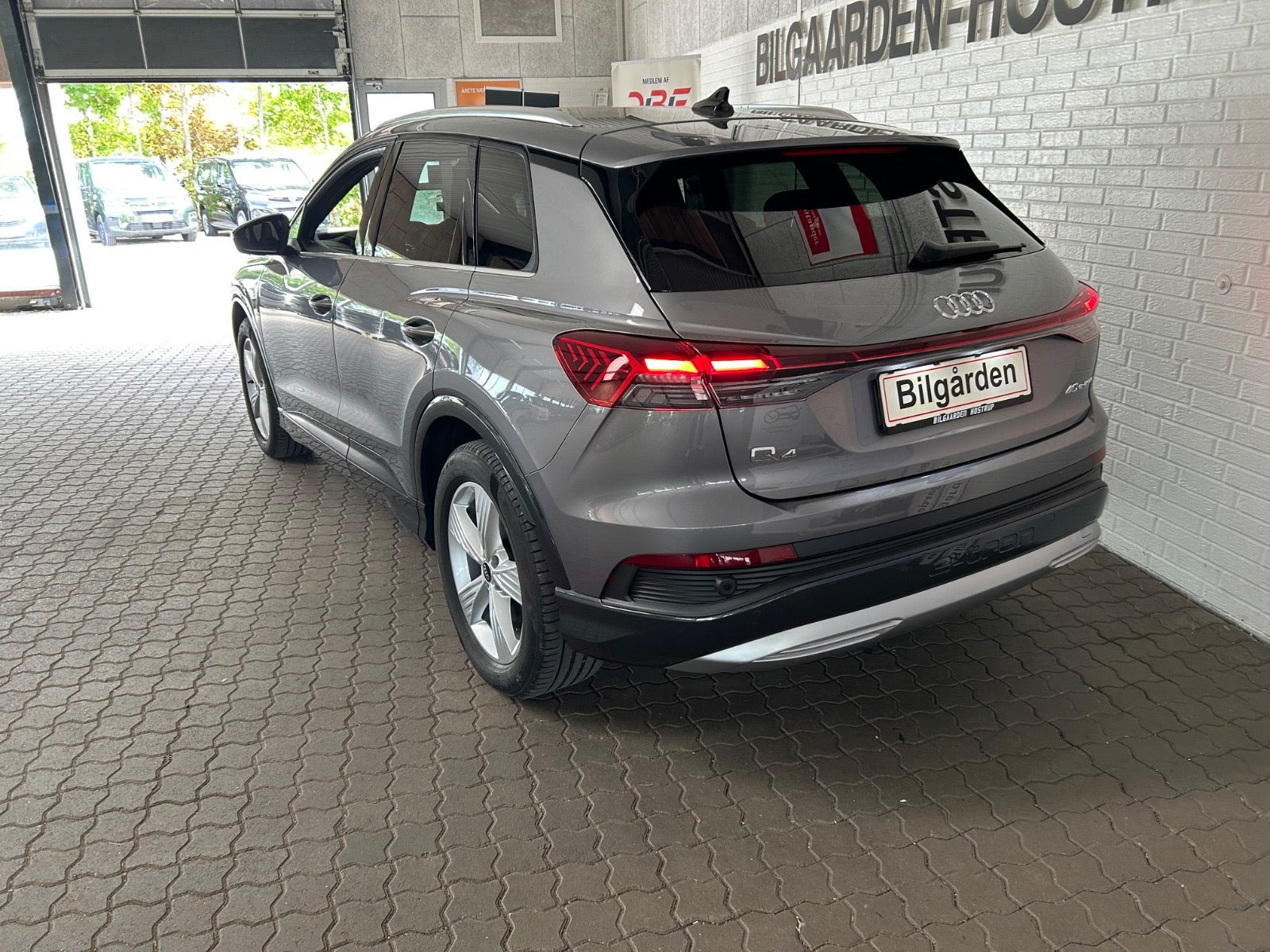 Grå Audi Q4 e-tron fra 2023