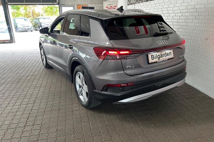 Grå Audi Q4 e-tron fra 2023