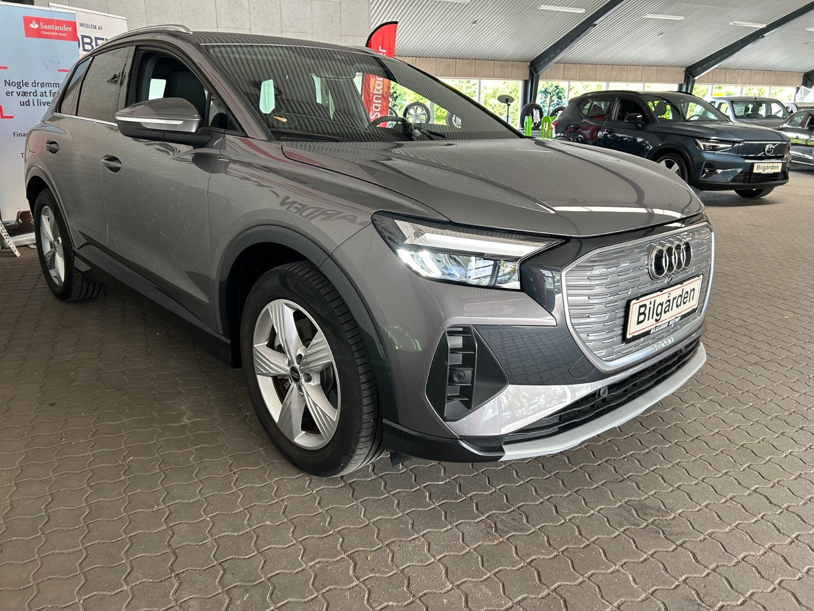 Grå Audi Q4 e-tron fra 2023