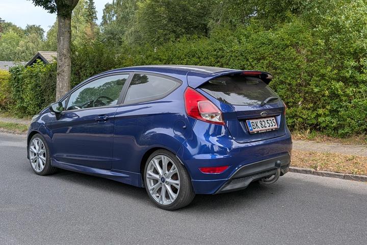 Blå Ford Fiesta fra 2014