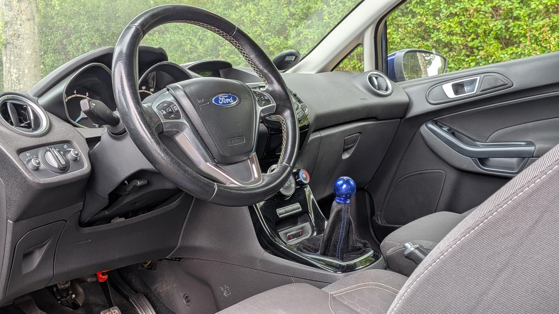 Blå Ford Fiesta fra 2014