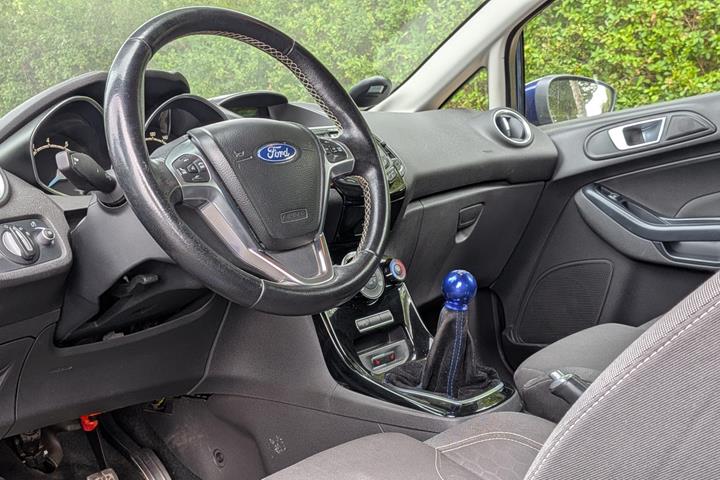 Blå Ford Fiesta fra 2014