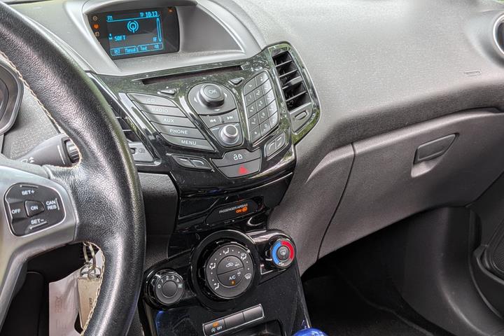 Blå Ford Fiesta fra 2014