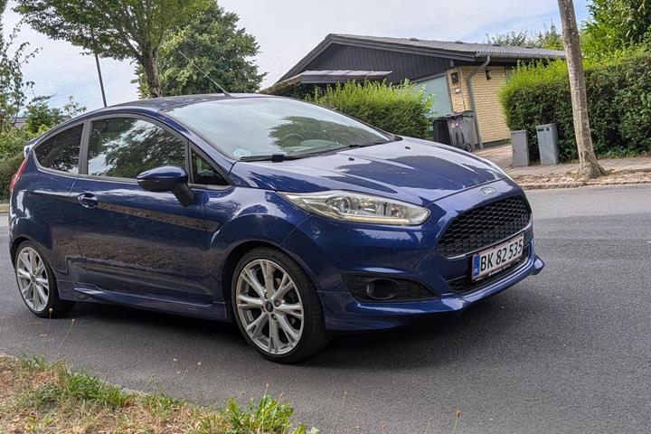 Blå Ford Fiesta fra 2014