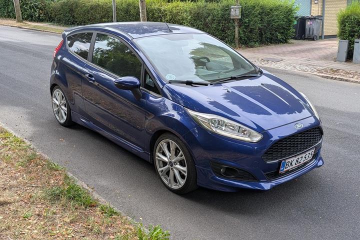 Blå Ford Fiesta fra 2014