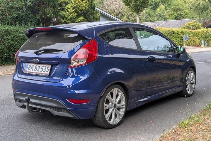 Blå Ford Fiesta fra 2014