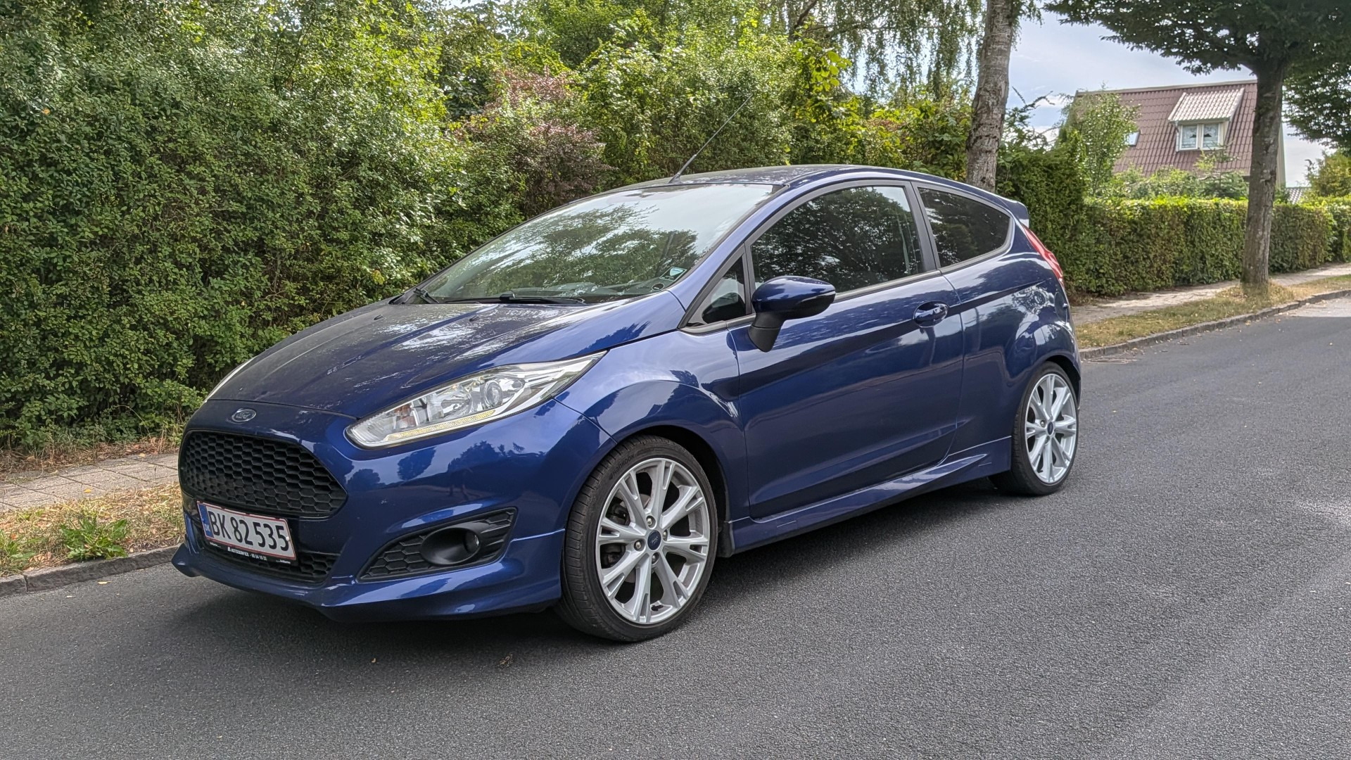 Blå Ford Fiesta fra 2014