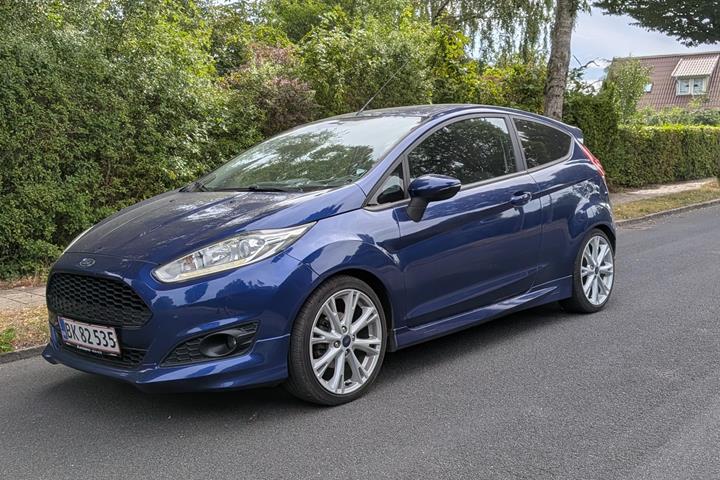 Blå Ford Fiesta fra 2014