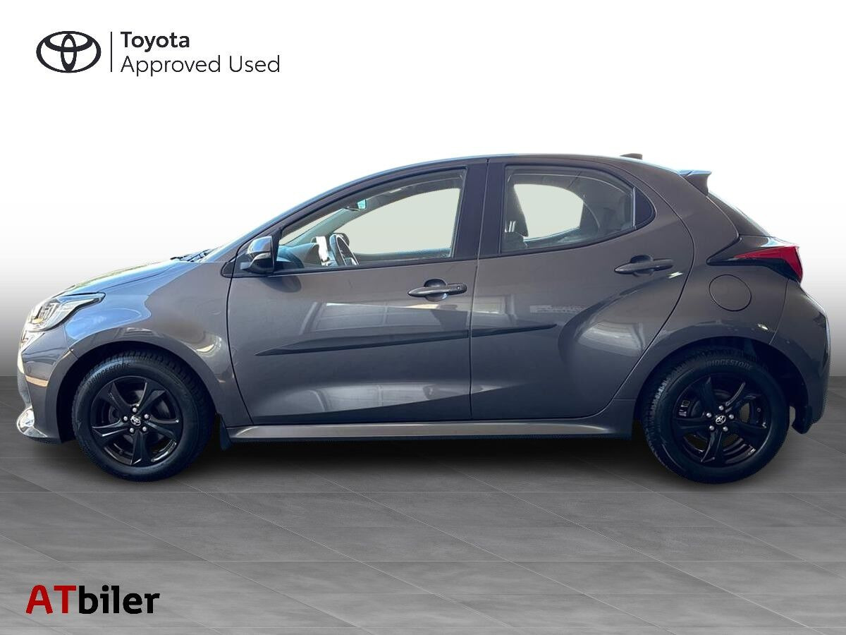 Grå Toyota Yaris fra 2022