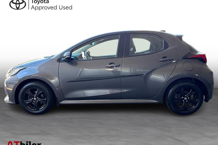 Grå Toyota Yaris fra 2022