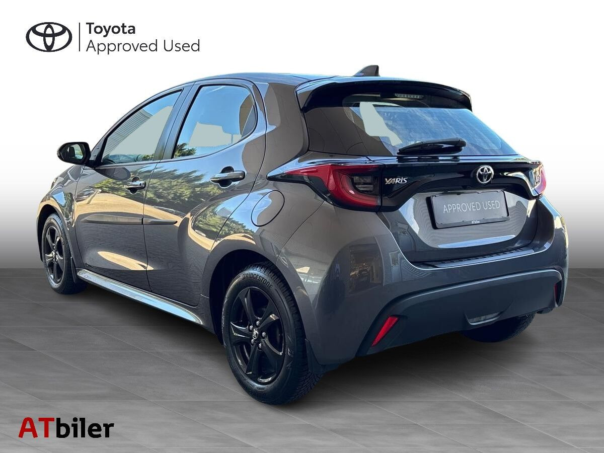 Grå Toyota Yaris fra 2022