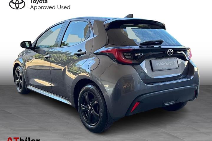 Grå Toyota Yaris fra 2022