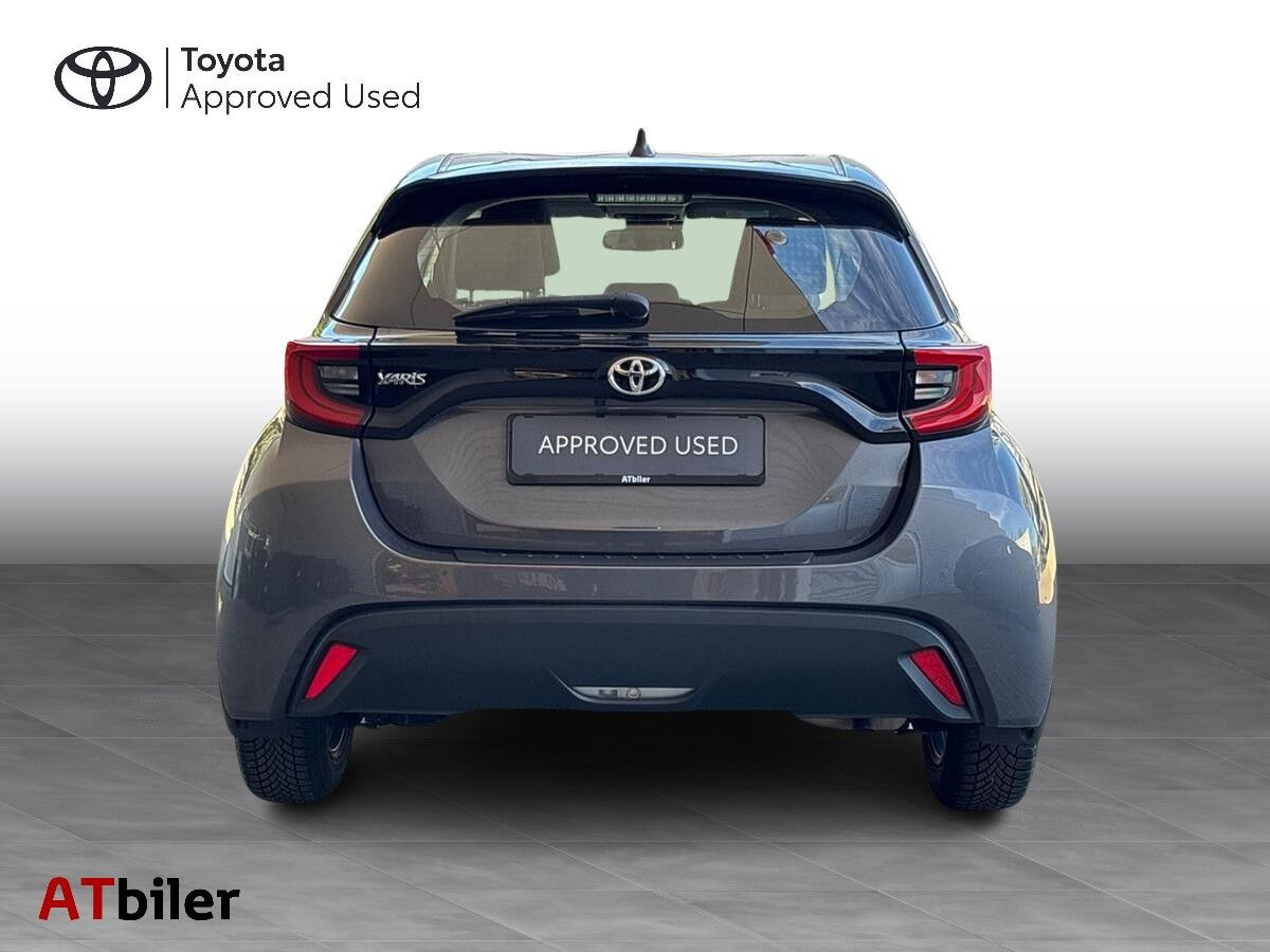 Grå Toyota Yaris fra 2022