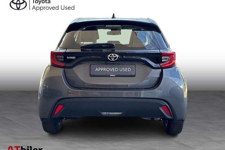 Grå Toyota Yaris fra 2022