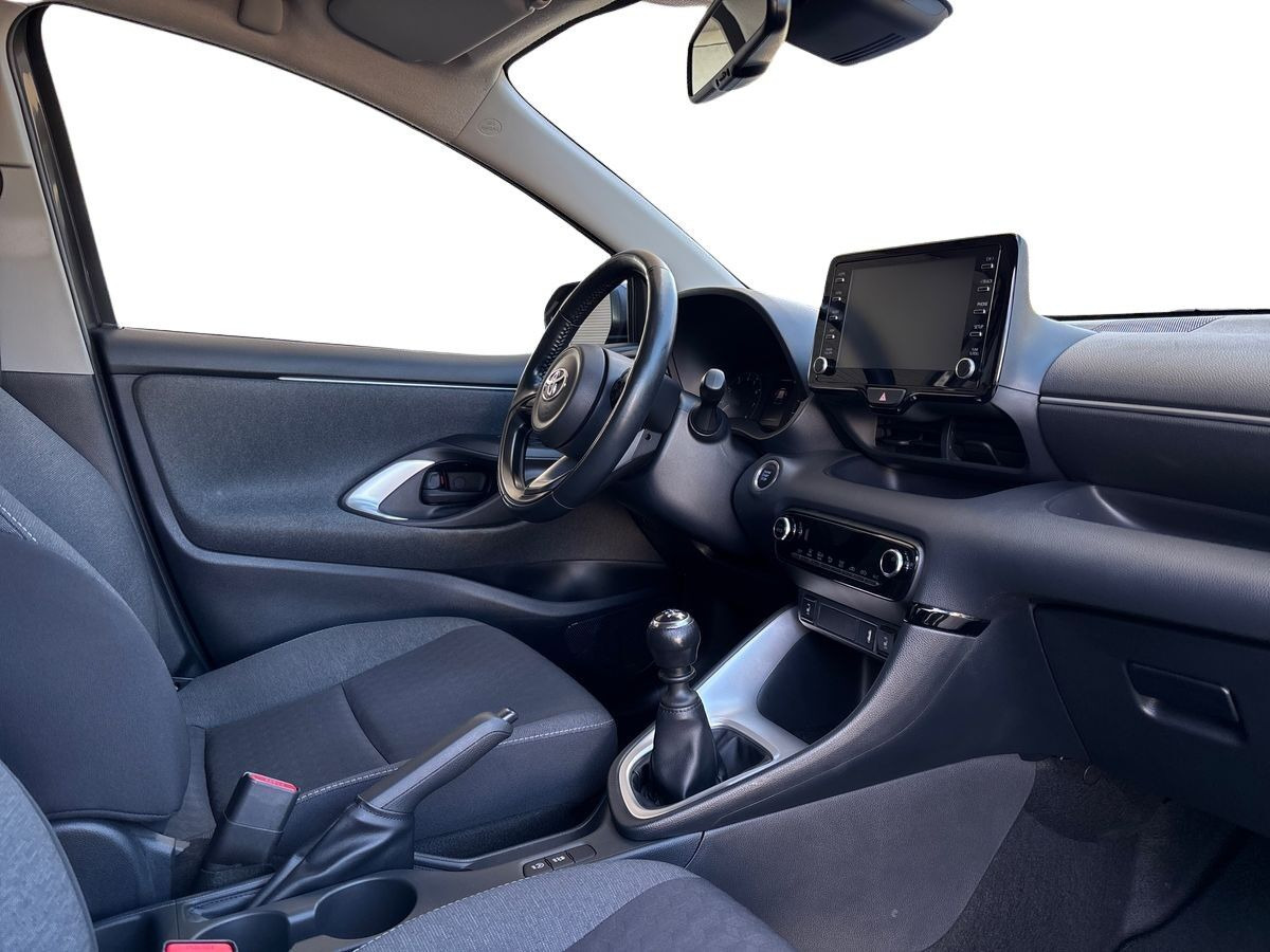 Grå Toyota Yaris fra 2022