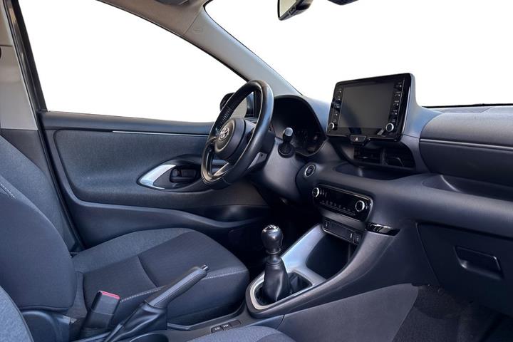 Grå Toyota Yaris fra 2022